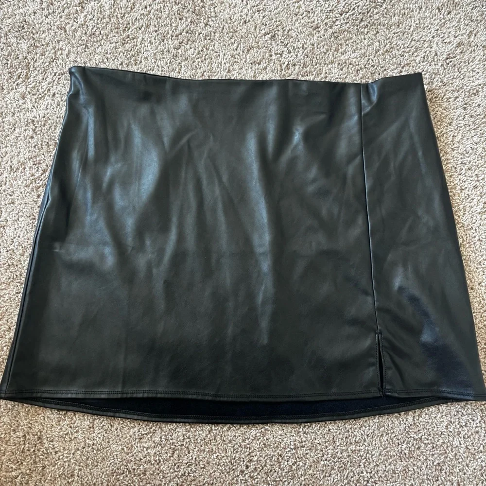 Old Navy Sleek leather Skirt - Picture 2 of 7